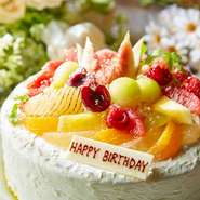 事前予約で、誕生日や記念日のサプライズケーキもおまかせあれ！季節のフルーツを詰め込んだオリジナルケーキで、主役の方へ幸せを届けませんか？テイクアウトも可能です。