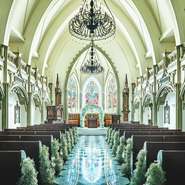 サプライズプロポーズを探している方へ。式場内にあるチャペルでのプロポーズ、サプライズ花束、乾杯用スパークリングワイン、ディナーコースなどをセットにした33,000円のプロポーズプランが登場！相談はお気軽に。