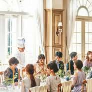 堅苦しすぎないアットホームな雰囲気でのガーデン挙式も、アンティークステンドグラスに見守られたチャペルでの厳かな挙式も可能。ガーデンも併設されているのでデザートビュッフェやワインバーなども楽しめます。