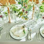 ランチタイムは木の温もりと自然光に包まれる居心地の良い空間で、ディナータイムはライトアップされたガーデンテラス席やランタン灯る非日常的な空間で。シェフこだわりの料理で優雅な休日を過ごすことができます。