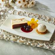 ラム酒風味のレーズンをアクセントにしたガトーショコラ、発酵バタークリームに燻製ドライフルーツとナッツを贅沢に合わせた至福のバターサンド、2種のチーズで酸味とコクのある2層の濃厚チーズケーキの3種を用意。