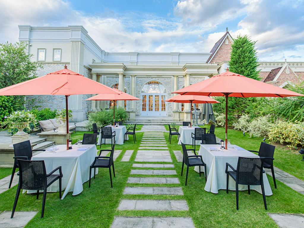 緑豊かなイングリッシュガーデン、ディナータイムはライトアップ