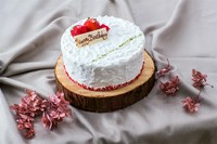 原材料と食感にこだわり生クリームにはコク深い47％クリームと口当たりの軽い植物性クリームを使用しているので濃厚でジューシーなのに後味軽やか。
［苺ショート］
4号：3,240円・5号：4,320円・6号：5,400円