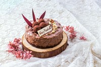 薄力粉を使用しないオリジナル生地を口どけの良い生チョコクリームで包み濃厚なカカオの味わいからオレンジリキュールの優雅な香りをご堪能下さい。
［生チョコショート］
4号：3,780円・5号：4,860円・6号：5,940円