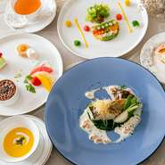 前菜・スープ3種より選択・お魚料理・お肉料理
季節のデザート、パン、コーヒーまたは紅茶、ソフトドリンクバー付きになります。