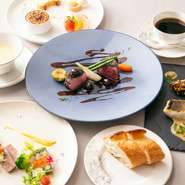 オードブル盛り合わせ・スープ3種より選択・ポワソン・ヴィアンド・本日の・デザート・パン・コーヒーor紅茶
