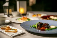 2種のアミューズブーシュ・富士の介サーモンのマリネ サラダ仕立て・さつまいものポタージュorきのこのミネストローネ・平目のポワレ・和牛ランプ肉のローストポルトソース・デザート＆小菓子・パン・コーヒーor紅茶