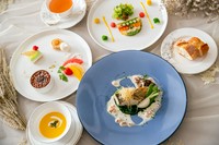 前菜4種の中から1皿、スープ3種の中から１皿、メインディッシュは6種の中から1皿をお選び頂くプリフィックスメニューになります。
本日のデザート、パン、ソフトドリンクバー付きになります。