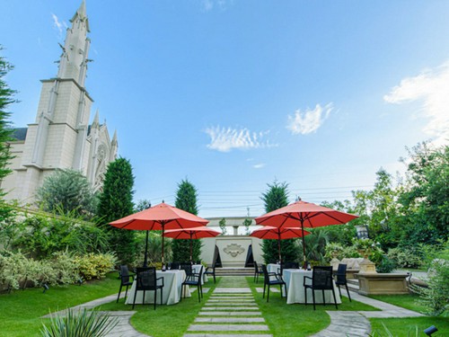 ランチタイムのガーデンテラス席写真