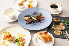 前菜、スープ2種選択、魚料理、お肉料理、デザートにパン、コーヒーまたは紅茶がついたフレンチフルコース