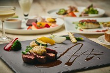 オードブル、スープ3種より選択、お魚、お肉、デザートのフルコースランチです
