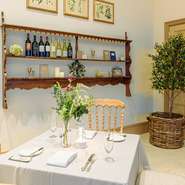 ご結婚が決まったおふたりとご両家様のお慶びの時間をレストラン・ザ・シャンブルズがお⼿伝い致します。