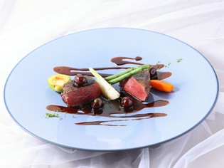 火入れを見極め焼き上げる『山梨県産鹿肉の芯玉肉ロースト』