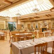 記念日や誕生日など特別な日に利用される方が多い【ザ・シャンブルズ】。そのため、非日常的なひとときを過ごしてもらえるようにと、スタッフは心を込めて接客を行います。常に、気配り目配りは欠かしません。