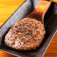 自家製の肉味噌をじっくり炭火で。日本酒のアテにも〆の釜飯にも！