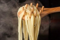 生パスタの原料は、雑味や農薬の心配が無いデュラム小麦の中心部分のみをセモリナ挽き(粗挽き)してつくられています。熱をかけずにゆ~っくり製造しているからこそモチモチで美味しいのです。
