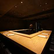 少し暗めの照明と大きなカウンター、和モダンな雰囲気の店内は非日常感を演出しています。店内はカウンター席のみの16席。料理やお酒をゆったりと楽しめそうです。