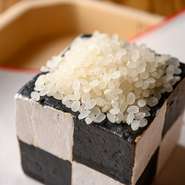 コースのメインとなる米は4種類を用意。いずれもお米マイスターと打ち合わせを重ね選び抜いた、こだわりの逸品。ゲストが選んだお米を1つずつ丁寧に炊き上げてくれます。