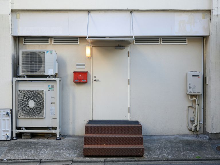 白の扉と赤いポストが目印。中目黒の隠れ家