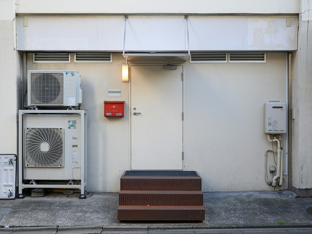 白の扉と赤いポストが目印。中目黒の隠れ家