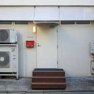 中目黒駅から少し歩いた先。白い壁と扉、赤いポストが目印の看板のないお店。その佇まいはまさに隠れ家。ささやかなサプライズにもうってつけです。