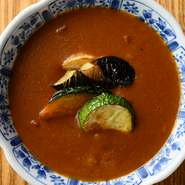 おまかせのコースには料理の追加も可能。牛スジと鶏ガラからだしをとったカレーは、【中目黒　米ル】ならではのひと品。土鍋で炊き上げたご飯と相性抜群、和のテイストで纏められた自家製カレーです。