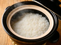 前菜・八寸・旬のお造り　三点盛り・茶碗蒸し・和サラダ・汁椀・煮花・焼き魚・土鍋ごはん・ごはんのお供を少しずつ…・香の物・お味噌汁