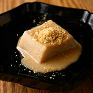 おまかせコースの始まりを告げる前菜。心満たす食のひとときを予感させてくれる逸品です。