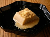 おまかせコースの始まりを告げる前菜。心満たす食のひとときを予感させてくれる逸品です。