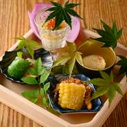 お米やお酒にぴったりな、ひと口大の季節の料理の盛り合わせ。季節をイメージした華やかな盛り付けで、四季の移ろいを目でも感じさせてくれます。