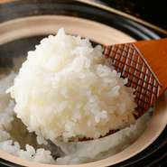 全国各地のお米を月ごとに厳選。ゲストが選んだお米を1つずつ丁寧に土鍋で炊き上げ、米のおいしさを引き出します。
