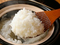 全国各地のお米を月ごとに厳選。ゲストが選んだお米を1つずつ丁寧に土鍋で炊き上げ、米のおいしさを引き出します。