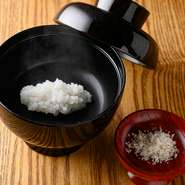 炊きあがる直前の一番香りが立つ瞬間を届ける、土鍋炊きだからこそ提供できる逸品。アルデンテのような食感と、お米本来の風味とみずみずしさを感じさせてくれます。