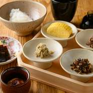 牛しぐれ煮にちりめん山椒に出汁巻き玉子…。炊き立ての米をさらに味わい深くしてくれる少量多味の『ごはんのお供』。追加のお料理としても提供可能です。