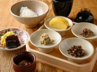 牛しぐれ煮にちりめん山椒に出汁巻き玉子…。炊き立ての米をさらに味わい深くしてくれる少量多味の『ごはんのお供』。追加のお料理としても提供可能です。