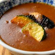 土鍋ごはんに合わせた単品メニューも用意。お店オリジナルブレンドのカレーをはじめ、中目黒店でしか味わえない逸品もあり。料理人イチオシは『和牛ハンバーグ』。その他、本日限定の特別なメニューもお見逃しなく。