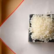 主役となるお米は、全国各地より選び抜かれた個性の異なる4種類を用意。お米のスペシャリストと意見を交わし、納得した品質のものだけを仕入れています。