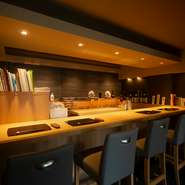 カウンター１名様～　最大で６名様まで　横並びです