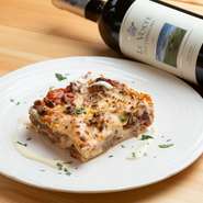シェフがイタリアで食べたラザニアが美味しすぎて感動した料理。
生地は手打ちのパスタで柔らかくとろとろです。テイクアウトはチーズソースはおかけしておりません。
お店の名物料理。



