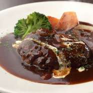 北海道産黒毛和牛100%だからこその旨味を纏った肉汁が、一噛みごとに食感と共に広がる逸品です。

＜CHOICE　ソース＞
ソースをお選びください
デミグラスソース／トマトソース／おろしポン酢