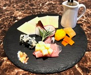 チーズやドライフルーツのおつまみ