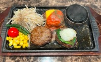 肉職人が厳選した和牛を手ごねで１つ１つ丁寧に作った、唯一無二の魂のハンバーグステーキ。プレーン・おろし・イタリアンの３種が一度に楽しめます！
スープ・ライス・デザートが付いてるお得なセット！
