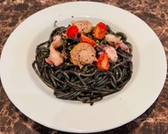 魚介出しにイカとホタテの旨味が詰まったイカ墨パスタ。