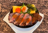ジューシーなサーロインステーキ１５０gにふわふわサッパリのだし巻き卵におろしと明太子がのったお得で贅沢な丼をお昼から始めました！
１日５食までと数に限りがありますので、予約かお早めにご来店ください。