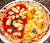 黄金のコンビが復活！
カンミナのピザ不動の１番人気です。