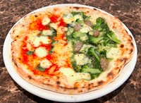 マルゲリータに、ほうれん草のペーストにブロッコリーとハーブのソーセージのヘルシーなピザ。