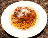 肉職人が厳選した和牛の旨味がトマトパスタに絡みパスタもお肉も絶品です。
ランチメニュー人気　NO.１
