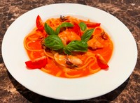 シーフードと自家製トマトクリームソースが絡み合う絶品パスタ。