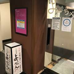 ビル3階奥に佇む温かい店舗