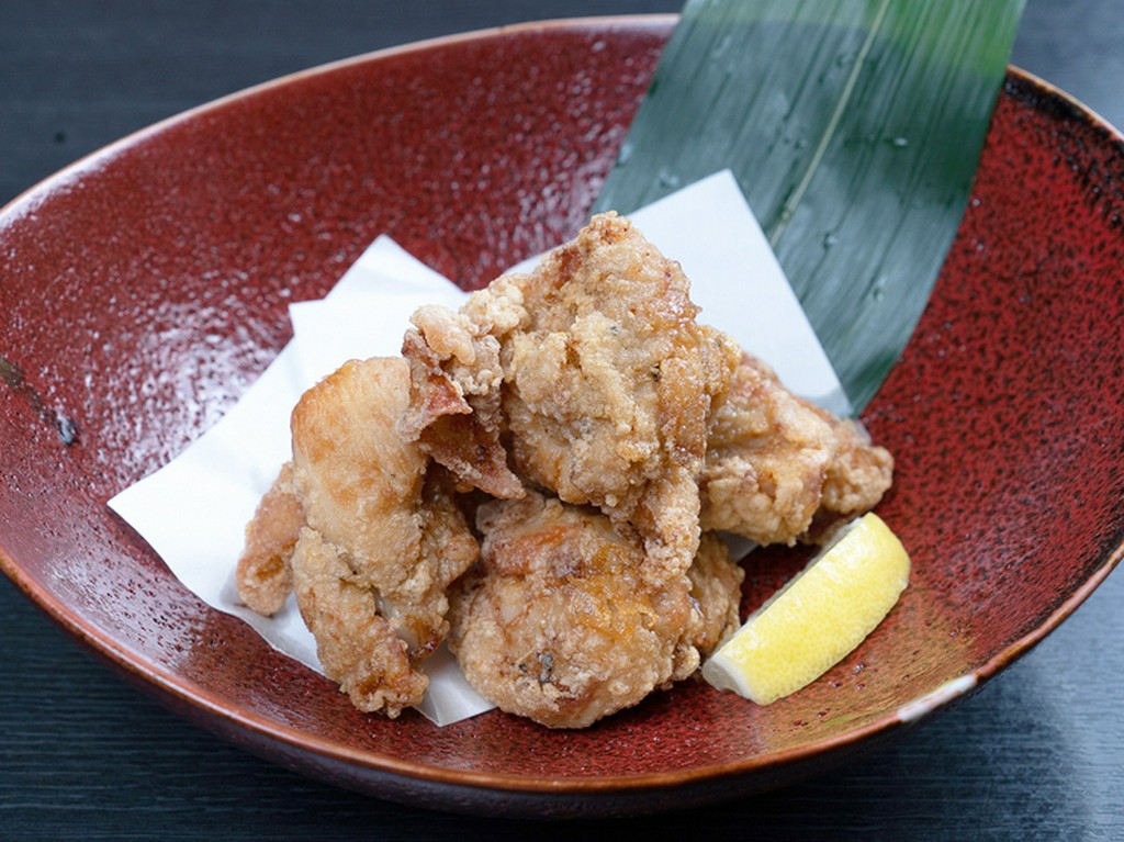 食べ応えのある鶏もも肉を、カリッとジューシーに揚げた香ばしい『唐揚げ』